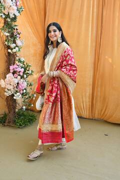 Sonam Kapoor Pics: 'वीरे दी' एंगेजमेंट सेरेमनी में बन ठनकर पहुंचीं स्वरा की दोस्त सोनम कपूर, सादगी से लूट ली पूरी लाइमलाइट