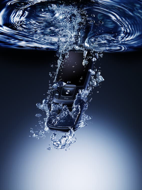 फोन पानी में गिर जाए तो क्या करें?
