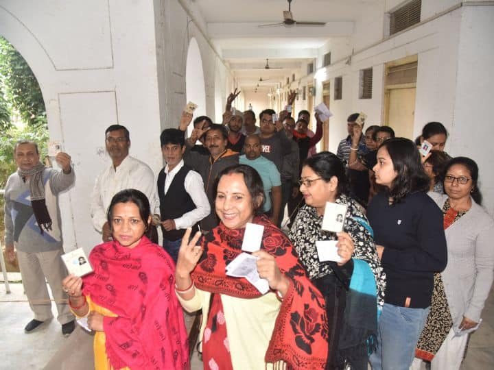 एडीआर की रिपोर्ट के मुताबिक, उम्मीदवारों में से 41 के खिलाफ आपराधिक मामले दर्ज हैं. कांग्रेस के 13 उम्मीदवारों में से 7 के खिलाफ मामले दर्ज हैं. बीजेपी के 55 उम्मीदवारों में से 9 के खिलाफ आपराधिक मामले दर्ज हैं. वहीं, वाम मोर्चा के 43 उम्मीदवारों में से 9 के खिलाफ मामले दर्ज हैं.
