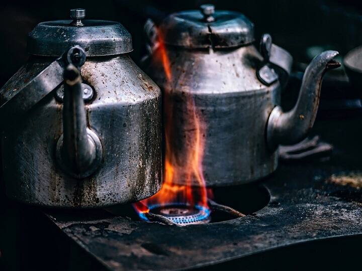 कोई गर्म चाय झट से पी जाता है, किसी का मुंह जल जाता है ऐसा क्यों होता है? tea production Drinking hot tea burns the tongue कोई गर्म चाय झट से पी जाता है, किसी का मुंह जल जाता है ऐसा क्यों होता है?