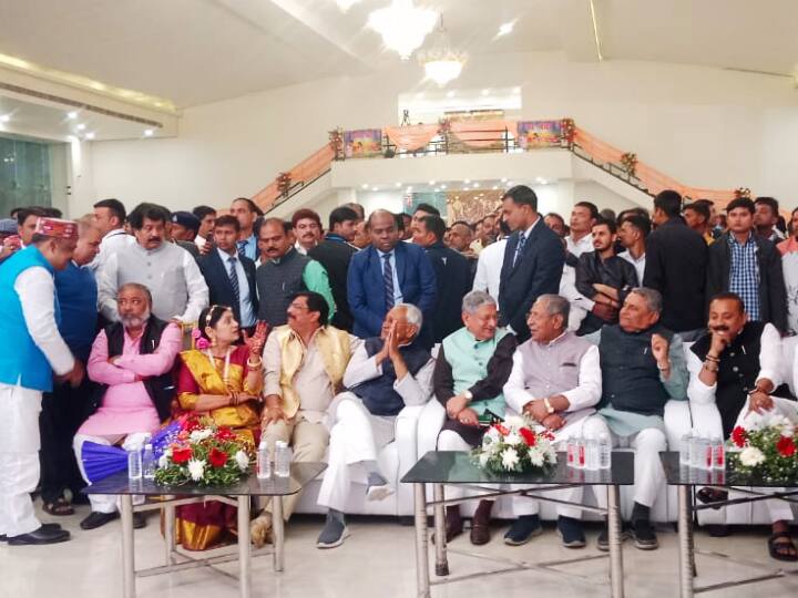 बिहार के बाहुबली नेता और पूर्व सांसद रहे आनंद मोहन और लवली आनंद की बेटी सुरभि आनंद की बुधवार को पटना में शादी हुई. इस शादी में 10 से 15 हजार लोगों की तैयारी थी. शादी में आशीर्वाद देने के लिए बिहार के सीएम नीतीश कुमार भी पहुंचे थे. इस तस्वीर में नीतीश कुमार के साथ ललन सिंह, नंद किशोर यादव, विजय कुमार चौधरी और अशोक चौधरी भी दिख रहे हैं.