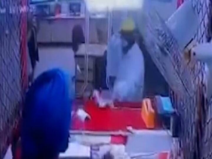 Punjab Armed Men Loot Rs 22 Lakh From Punjab National Bank in Amritsar CCTV Video goes viral Shocking Video : அதிர்ச்சி.. பஞ்சாப் நேஷனல் வங்கிக்கு சென்ற மர்ம நபர்.. ஆயுதம் ஏந்தி கொள்ளையில் ஈடுபட்ட சிசிடிவி காட்சிகள்..