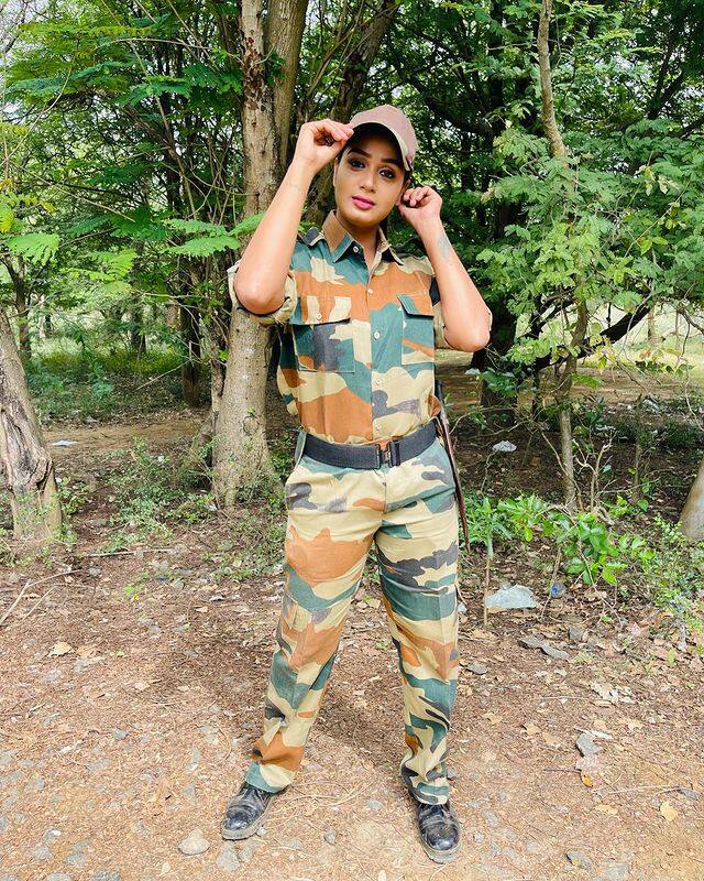 இவருக்கு பதிலாக சந்தியா கதாபாத்திரத்தில், ஆலியா அல்லது கோகுலத்தில் சீதை நாடகத்தின் கதாநாயகி நடிப்பார் என சொல்லப்படுகிறது