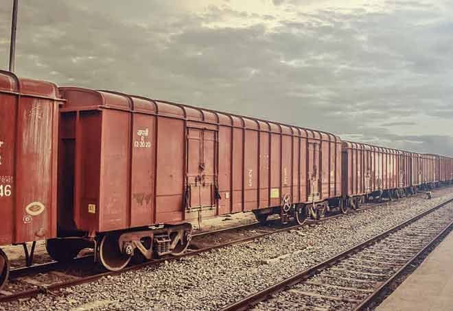 BCN वैगन :- इस तरह के वैगन पूरी तरह से कवर्ड रहते हैं. इनका इस्तेमाल ज्यादातर अनाज और सीमेंट के ट्रांसपोर्ट के लिए किया जाता है. यह एक वैगन 58 टन तक का वजन उठा सकता है.