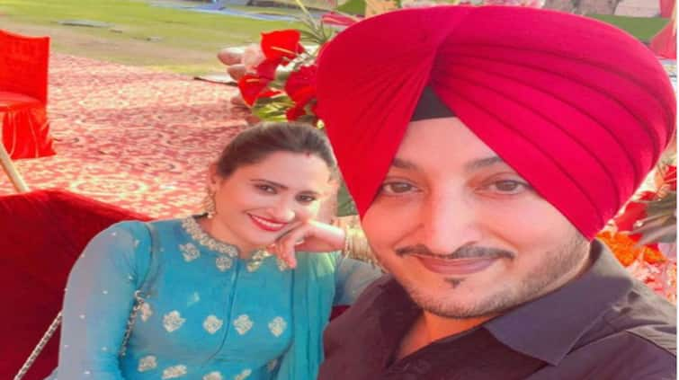 punjabi singer inderjit nikku shares romantic photo with his wife caption wins fans heart Inderjit Nikku: ਇੰਦਰਜੀਤ ਨਿੱਕੂ ਨੇ ਪਤਨੀ ਨਾਲ ਸ਼ੇਅਰ ਕੀਤੀ ਖੂਬਸੂਰਤ ਤਸਵੀਰ, ਦੇਖੋ ਜੋੜੇ ਦਾ ਰੋਮਾਂਟਿਕ ਅੰਦਾਜ਼