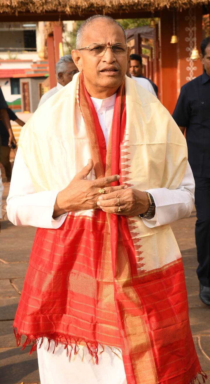 సీఎం జగన్ క్యాంప్ కార్యాలయంలో చాగంటి కోటేశ్వరరావు