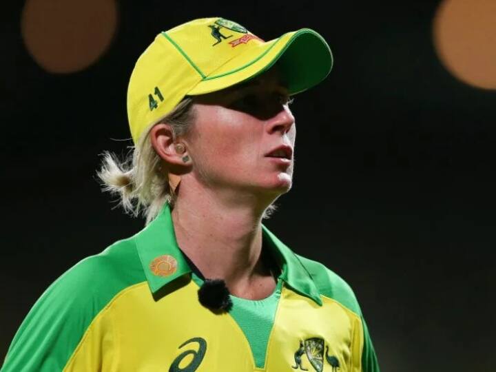 Incredible catch by Australian player Beth Mooney against Bangladesh in T20 World Cup going viral on social media AUSW vs BANW गुजरात ने ऑस्ट्रेलिया खिलाड़ी को 2 करोड़ देकर टीम में किया था शामिल, टी20 वर्ल्ड कप में शानदार कैच लेकर लूटी महफिल