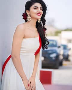 Jabardasth Varsha: తెల్లగులాబీకి పోటీ ఇచ్చేలా శ్వేతవర్ణంలో మెరిసిపోతున్న జబర్దస్త్ వర్ష