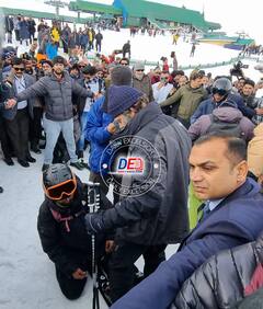 Rahul Gandhi Gulmarg:  राहुल गांधी सुट्टीवर, गुलमर्गमध्ये घेतायत स्कीईंगचा आनंद