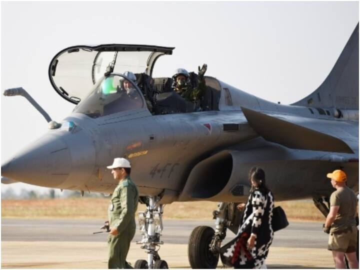 Aero India 2023: बीजेपी सांसद राजीव प्रताप रूडी ने गुरुवार (16 फरवरी) को एयरो इंडिया-2023 के दौरान राफेल लड़ाकू विमान उड़ाया. इससे पहले वे सुखोई फाइटर जेट भी उड़ा चुके हैं.