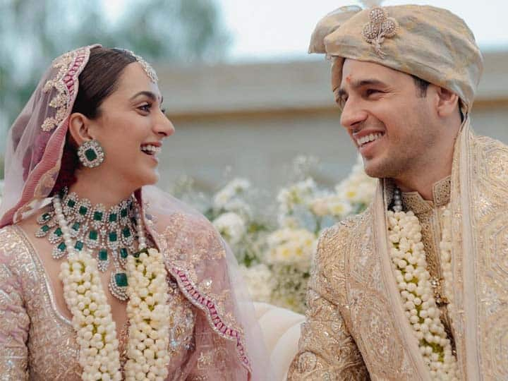 Kiara Advani Sidharth Malhotra unseen wedding Photos goes viral on internet Kiara Sidharth Wedding: शादी के बाद सिड-कियारा ने कैमरे के सामने कुछ यूं दिया था पोज, सामने आईं कपल की अनसीन फोटोज