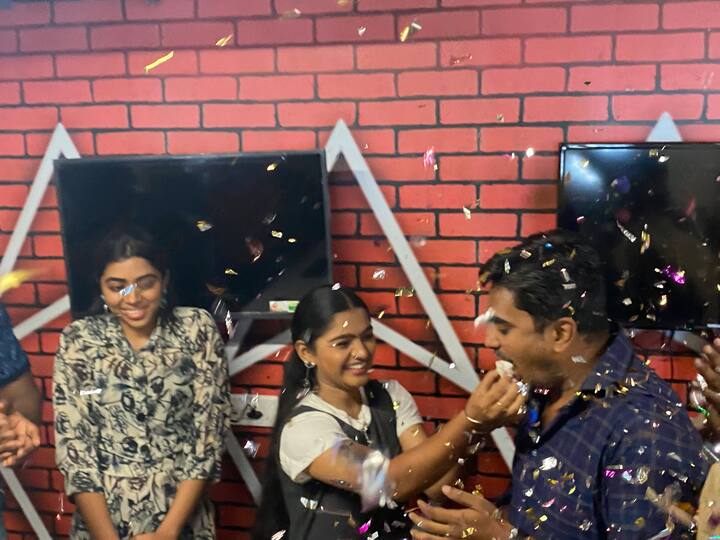 அத்துடன், வெற்றி கொண்டாட்டத்திற்கு ஏற்பாடு செய்த ஏபிபிக்கு நன்றி தெரிவித்தனர்.