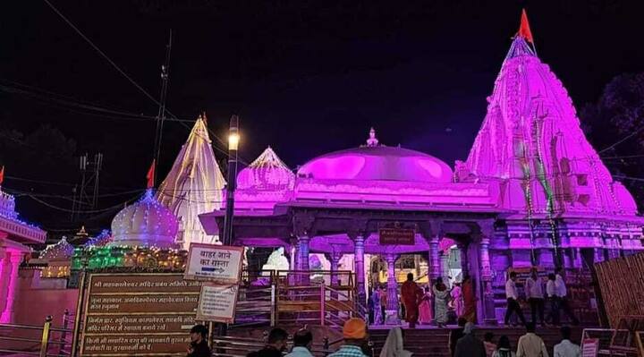 મહાશિવરાત્રિ પૂર્વે મહાકાલેશ્વર મંદિરમાં ખૂબ જ આકર્ષક શણગાર કરવામાં આવ્યો છે, જ્યાં સમગ્ર મહાકાલેશ્વર મંદિર રોશનીથી ડૂબી ગયેલું જોવા મળે છે.