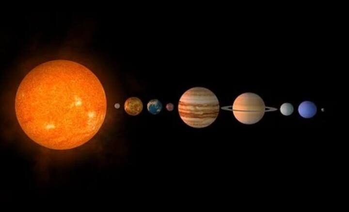 ‘প্ল্যানেট ৯’ বলতে বিজ্ঞানীরা সৌরজগতের বাইরে থাকা নবম গ্রহ বলে অনুমান মহাকাশ বিজ্ঞানীদের। এখনও পর্যন্ত সেটিকে সরাসরি দেখা যায়নি। তবে মহাশূন্যে তার অস্তিত্ব টের পাওয়া গিয়েছে।