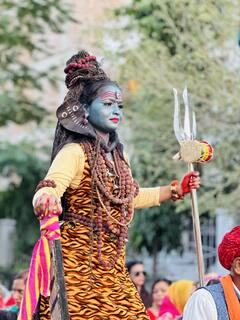 In Photos: उदयपुर में बैंड बाजे के साथ निकली शिव की बारात, बारातियों पर रास्ते में फूलों की बारिश, देखें तस्वीरें