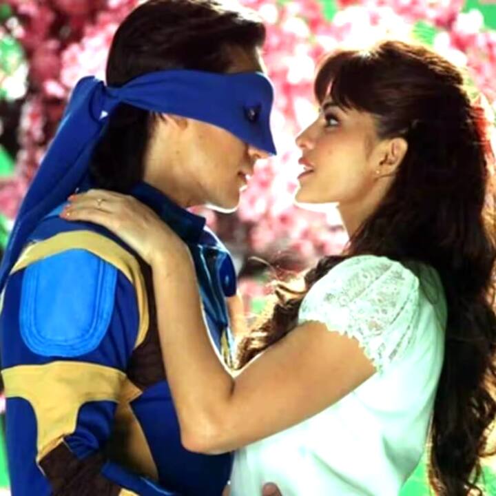 टाइगर श्रॉफ और जैकलीन फर्नांडिस की फिल्म फ्लाइंग जट्ट में एक किसिंग सीन फिल्माया गया था. शूटिंग के दौरान दोनों एक दूसरे को किस कर रहे थे और पूरी तरीके से एक दूसरे में डूब चुके थे. डायरेक्टर टाइगर और जैकलीन को कट बोलता रहा लेकिनवह पूरी तरीके से एक दूसरे में खो गए थे. (Photo- Instagram)