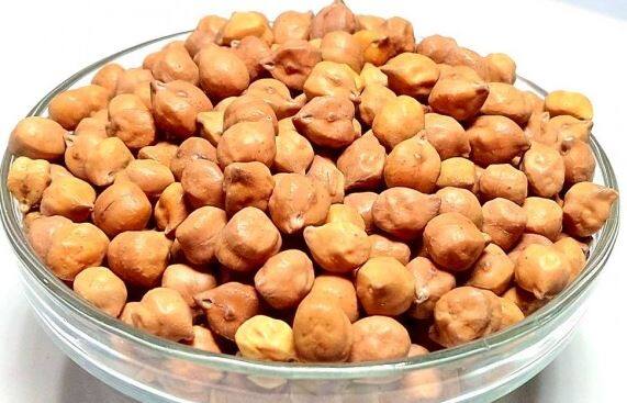 काढणी केलेला हरभरा आता चार हजार 100 रुपयांनी विकण्याची वेळ शेतकऱ्यांवर आली आहे.
