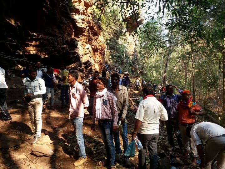 Mahashivratri 2023:छत्तीसगढ़ के बस्तर संभाग को शिवधाम कहा जाता है. यहां सैकड़ों साल पुराने शिव मंदिर हैं. इन मंदिरों के साथ आदिकाल से ही अलग-अलग किवदंतियां जुड़ी हुई हैं. चित्रकोट का शिव धाम हो या फिर गुप्तेश्वर और देवड़ा का शिवधाम. यह सभी सैकड़ों साल पुराने स्थल हैं, जहां शिवरात्रि के मौके पर हजारों की संख्या में भक्तों का तांता लगता है. इन्ही प्रसिद्ध शिवधामो में से एक है तूलार गुफा.