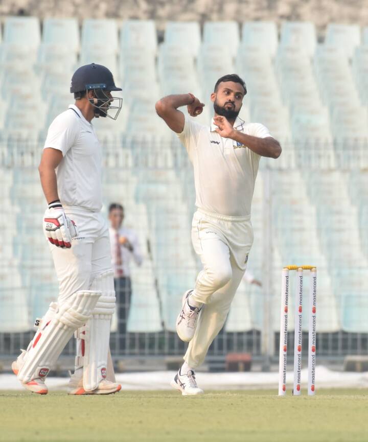 দেওয়ালে পিঠ ঠেকে গিয়েছে। প্রথম দিনের শেষে প্রবল চাপে দল। তবু, তিনি, মনোজ তিওয়ারি (Manoj Tiwary) মনেপ্রাণে বিশ্বাস করেন, চাপের মুখেই সেরারা জ্বলে ওঠে। তাই মরার আগে মরতে রাজি নন বঙ্গ অধিনায়ক।