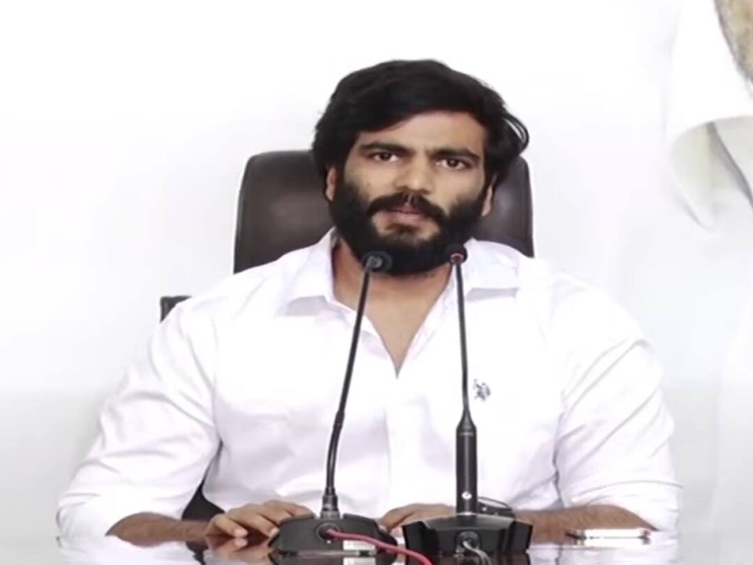 Byreddy On Chandrababu : వైఎస్ఆర్ కాళ్లు చంద్రబాబు పట్టుకున్నాడు, బైరెడ్డి సిద్దార్థరెడ్డి సంచలన వ్యాఖ్యలు Amaravati Byreddy comments on Chandrababu says Can't Chandrababu hold YSR's legs Byreddy On Chandrababu : వైఎస్ఆర్ కాళ్లు చంద్రబాబు పట్టుకున్నాడు, బైరెడ్డి సిద్దార్థరెడ్డి సంచలన వ్యాఖ్యలు