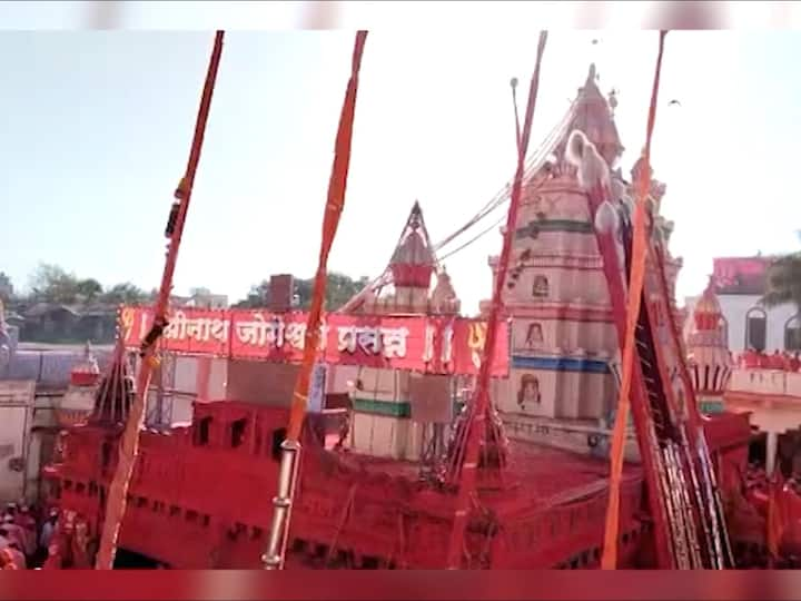 श्रीनाथ म्हस्कोबाच्या यात्रेला लाखो भाविकांनी रंग आंगावर घेण्यासाठी गर्दी केली होती.