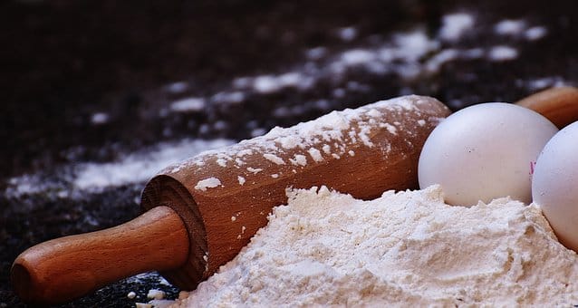 அதனால், மாவு பாக்கெட்டை திறந்தவுடன் உலர்ந்த மற்றும் காற்று புகாத டப்பாக்களிலும், கண்ணாடி பாட்டில்களிலும் மாற்றுவது நல்லது.