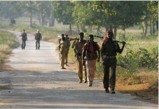 Naxalites attack police on Maharashtra Chhattisgarh border two policemen martyred and one injured Naxalites Attack :  महाराष्ट्र-छत्तीसगड सीमेवर नक्षलवाद्यांचा पोलिसांवर हल्ला, दोन पोलीस शहीद तर एक जण जखमी