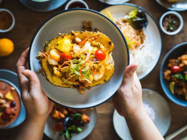 उबले हुए अंडो को दो भाग में काट कर मसाले में मिला दें. हल्के से टॉस करें और मिलाएं. एक बार जब अंडे मसाले में अच्छी तरह से मिल जाएं, तो सिर्फ 2 मिनट और पकाएं.