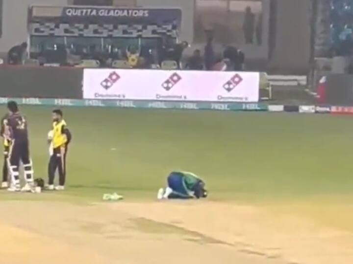 Mohammad Rizwan offered namaz during PSL match Multan Sultans vs Quetta Gladiators see fans reaction on viral video Watch: PSL मैच के दौरान मोहम्मद रिज़वान ने बीच मैदान पर पढ़ी नमाज़, देखें वायरल वीडियो पर फैंस का रिएक्शन