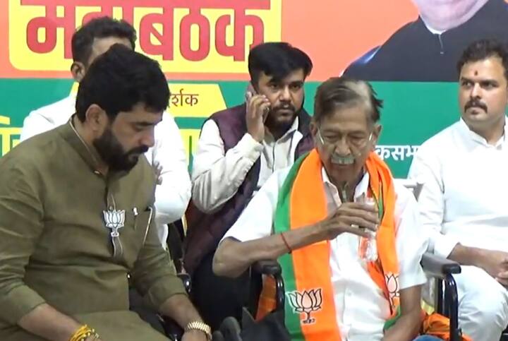 प्रचारातून बापटांनी घेतलेली माघार हा भाजपसाठी मोठा धक्का होता.