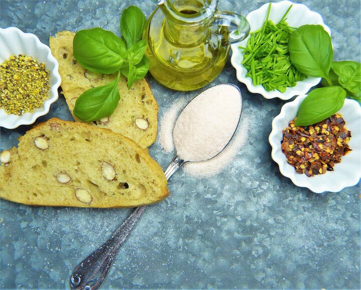 তবে একটি বিষয় মনে রাখা দরকার। একবারে ফাইবার সমৃদ্ধ খাবার খাদ্যতালিকায় ঢুকিয়ে দিলে গ্যাস-ইত্যাদির সমস্যা হতে পারে। তাই কয়েক দিন ধরে ধীরে ধীরে শরীরকে এই ডায়েটে অভ্যস্ত করা ভাল। (ছবি:PIXABAY)