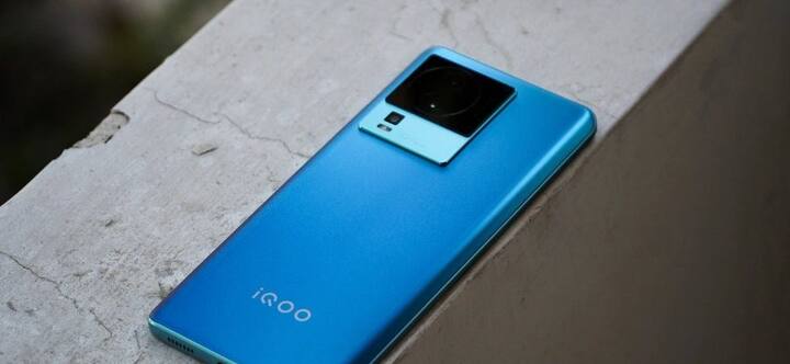 আইকিউওও সংস্থার নিও সিরিজের এই ফোনে রয়েছে একটি ৬.৭৮ ইঞ্চির AMOLED ডিসপ্লে যার রিফ্রেশ রেট ১২০ হার্টজ।