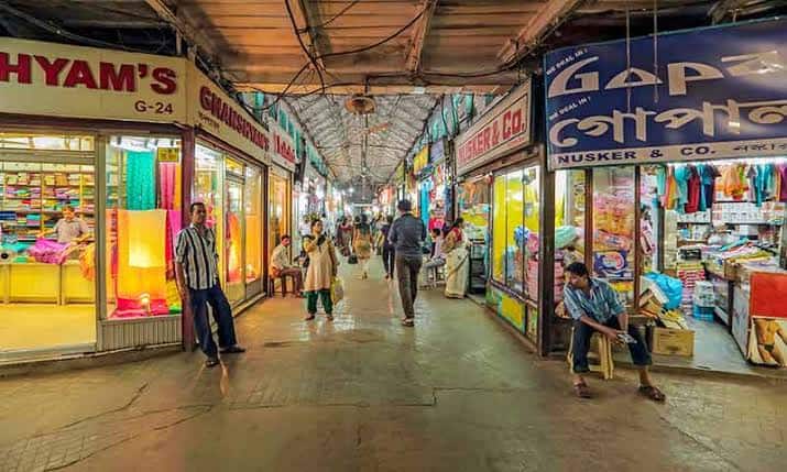 न्यू मार्केट, कोलकाता : कोलकाता की न्यू मार्केट पूर्वी भारत के लोगों के लिए सबसे ज्यादा पसंद किया जाने वाला बाजार है. यहां आपको सिर्फ आर्टिफिशियल ज्वैलरी ही नहीं बल्कि कपड़े आदि सब कुछ काफी कम कीमत पर मिल सकता है.