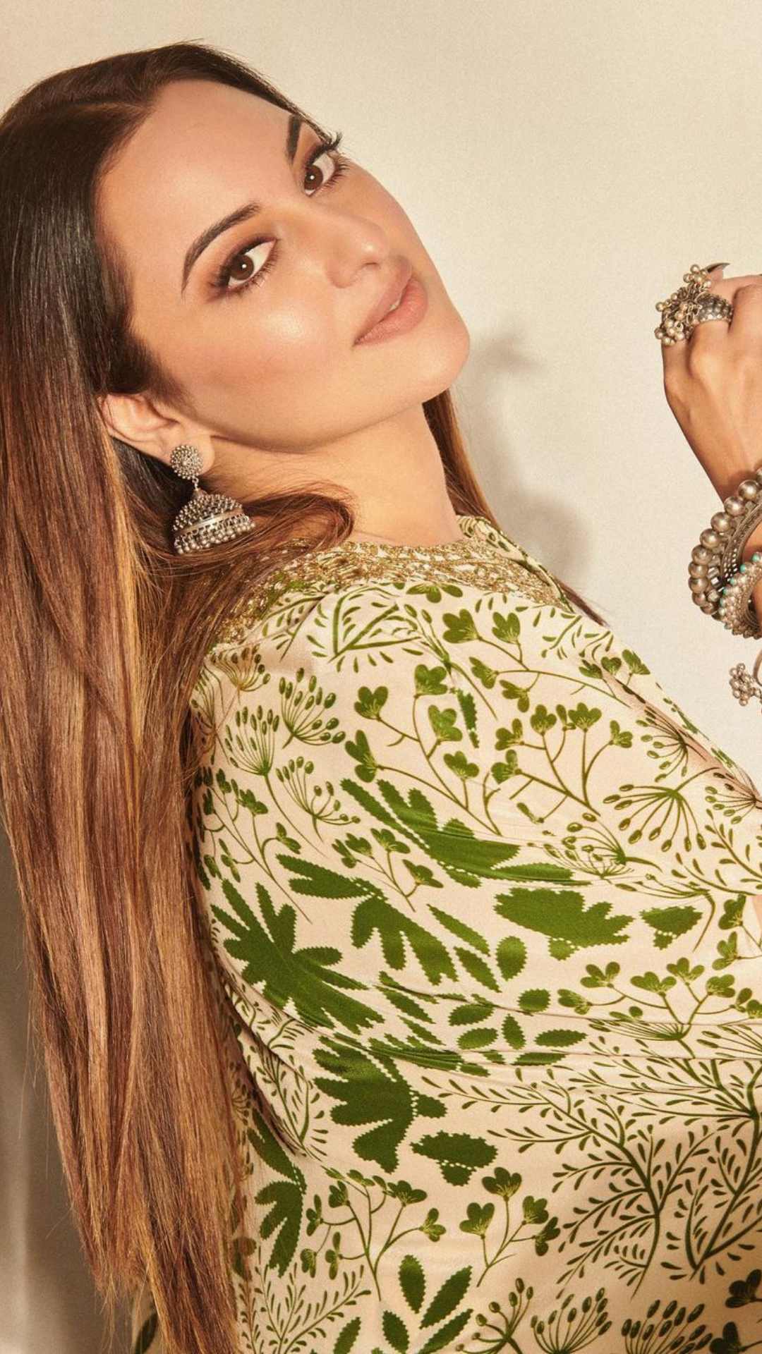 मुंबई के ही श्रीमती नाथीबाई दामोदर ठाकरसी महिला विद्यापीठ से सोनाक्षी ने पढ़ाई की है
