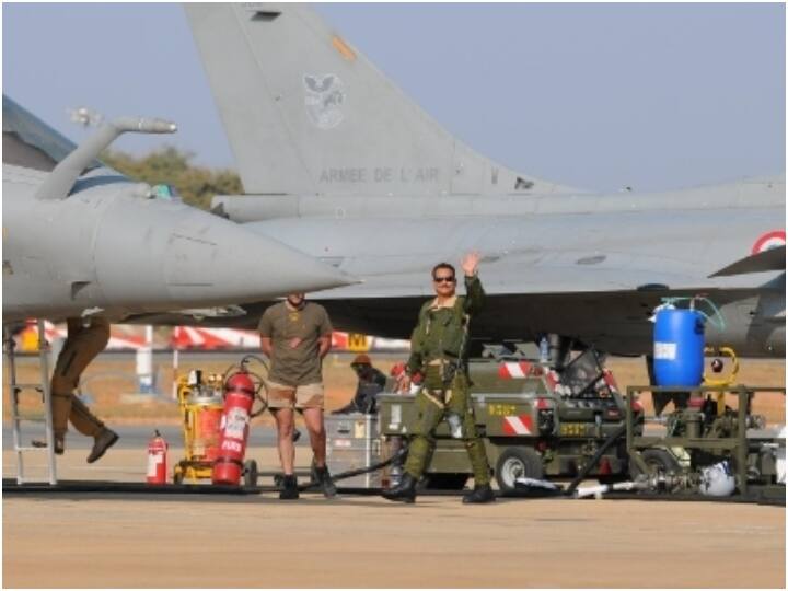 राफेल उड़ाने को लेकर उन्होंने कहा कि मैं भारत में एक बड़ी एयरलाइंस में कैप्टन भी हूं. इसलिए मुझे हवाई जहाज उड़ाने का अनुभव भी है. पिछली बार फ्रेंच पायलेट्स साथ में थे, लेकिन इस बार भारतीय सेना के अपने कमांडर्स थे. (PC- IANS)