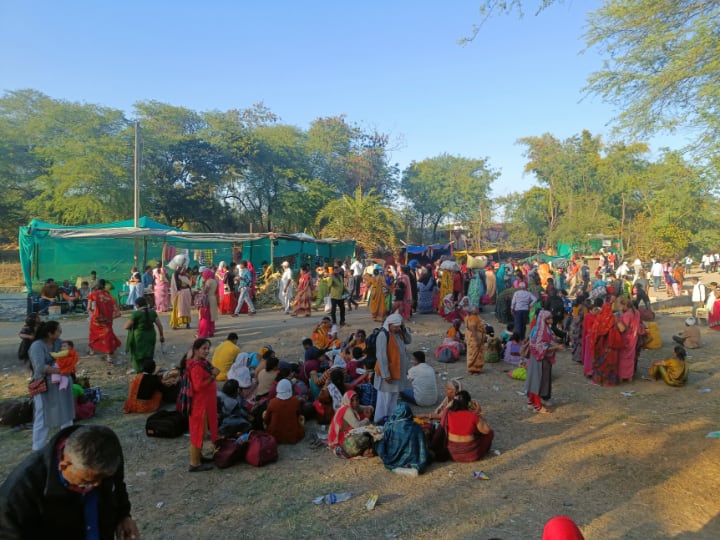Kubeshwar Dham Sehore: कुबेश्वर धाम पर सभी मोबाइल नेटवर्क ध्वस्त, अपनों से बिछड़कर परेशान हो रहे लोग Kubeshwar Dham Sehore mobile network down pandit pradeep mishra rudraksh mahotsav ann Kubeshwar Dham Sehore: कुबेश्वर धाम पर सभी मोबाइल नेटवर्क ध्वस्त, अपनों से बिछड़कर परेशान हो रहे लोग