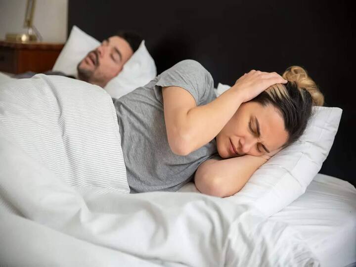 Snoring Remedies: ઘણા લોકોને રાત્રે સૂતી વખતે નસકોરાં લેવાની આદત હોય છે. કેટલાક લોકો તેને સામાન્ય માને છે, જ્યારે કેટલાક લોકો માને છે કે તે એક રોગ છે. તેમાં કોઈ શંકા નથી કે નસકોરા અન્ય લોકોને પણ પરેશાન કરે છે. જો તમે પણ નસકોરાની સમસ્યાથી પરેશાન છો અને તેનાથી છુટકારો મેળવવા માંગો છો તો તમે આ 5 વસ્તુઓનું સેવન કરીને તેનાથી છુટકારો મેળવી શકો છો. આવો જાણીએ