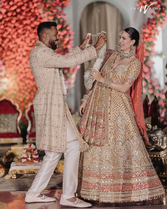 Hardik Pandya Wedding: નતાશા અને હાર્દિક પંડ્યાએ શેર કરી લગ્નની નવી તસવીરો, પતિ સાથે સાત ફેરા લેતા જોવા મળી એક્ટ્રેસ