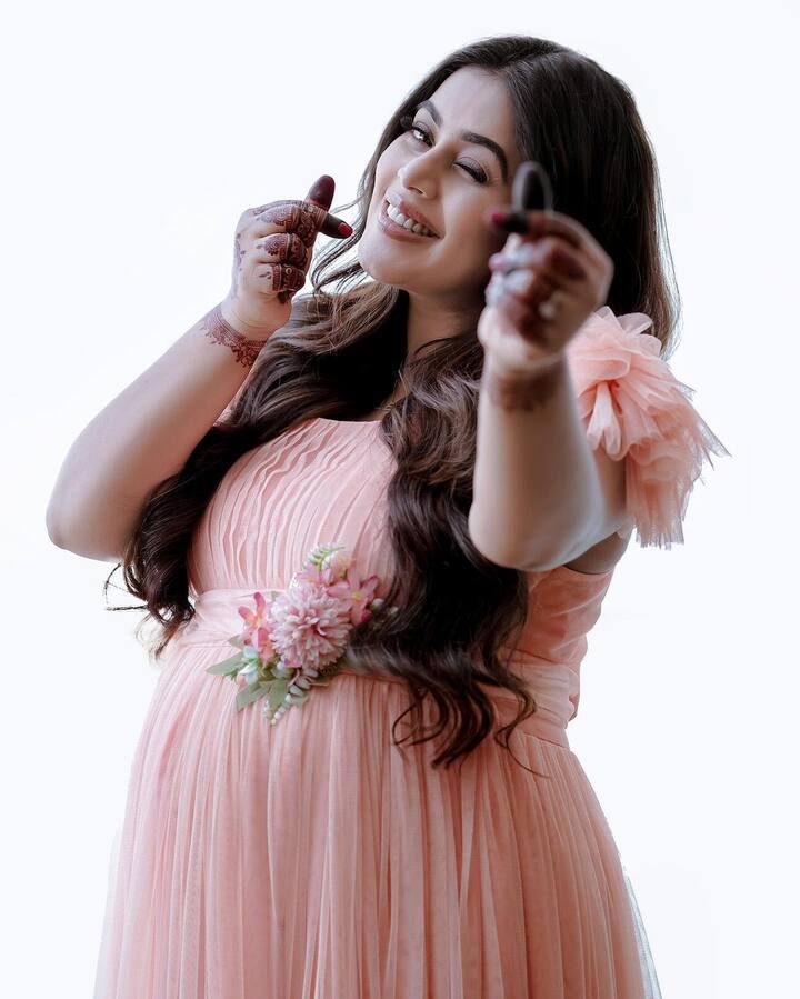 ఈ నేపథ్యంలో తన బేబీ బంప్ ఫోటోలను నెట్టింట్లో షేర్ చేసింది.  Photo Credit: Shamna Kkasim(Purnaa)/instagram