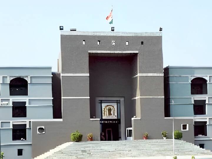 Gujarat High Court question how will government preserve Gujarati language without teaching it in schools Gujarat: कोर्ट ने गुजरात सरकार से पूछा, स्कूलों में पढ़ाए बिना गुजराती भाषा कैसे होगी संरक्षित? मिला ये जवाब