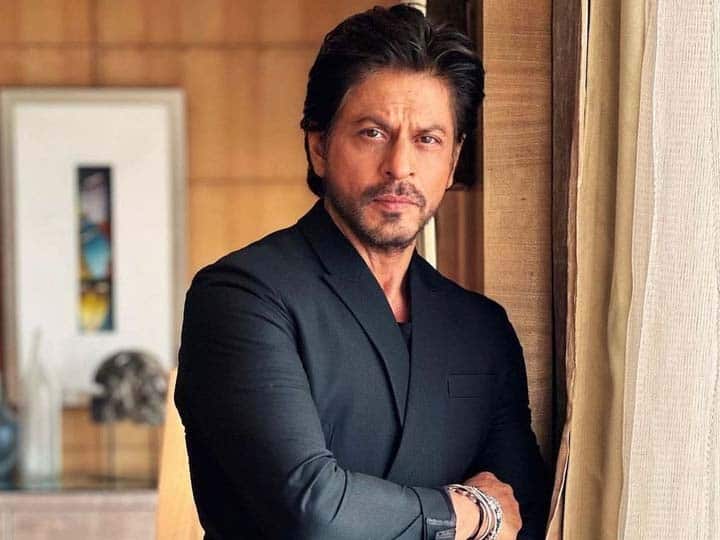 shah rukh khan react his name tattoo on fan arm during twitter ask srk session  Ask SRK: ફેન્સે કરાવ્યું શાહરુખનના નામનું ટેટુ, અભિનેતાનો જવાબ સાંભળી તમે હસી પડશો