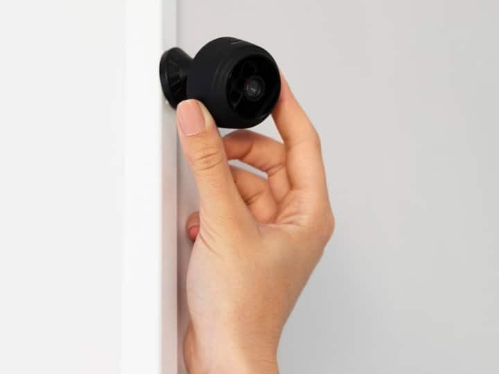 Hidden Camera in Hotel Room How to Indentify Secret Cameras in a Room आप जिस होटल के कमरे में ठहरे हैं उसमें कैमरा है या नहीं, यह कैसे पता करें?