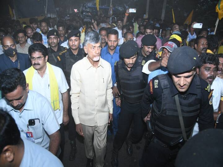 Chandrababu Tour : టీడీపీ అధినేత చంద్రబాబు కాన్వాయ్ ను తూర్పుగోదావరి జిల్లా బలభద్రాపురం వద్ద పోలీసులు అడ్డుకున్నారు. దీంతో చంద్రబాబు కాన్వాయ్ దిగి కాలినడకన అనపర్తి బయలుదేరారు.