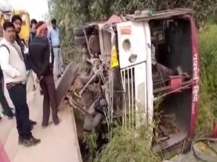 Lucknow News: लखनऊ से प्रयागराज जा रही थी बस, डिवाइडर से टकराने के बाद पलटी, 6 लोग गंभीर रूप से घायल Lucknow Roadways Bus overturned Rammed Into divider 6 Injured Lucknow News: लखनऊ से प्रयागराज जा रही थी बस, डिवाइडर से टकराने के बाद पलटी, 6 लोग गंभीर रूप से घायल