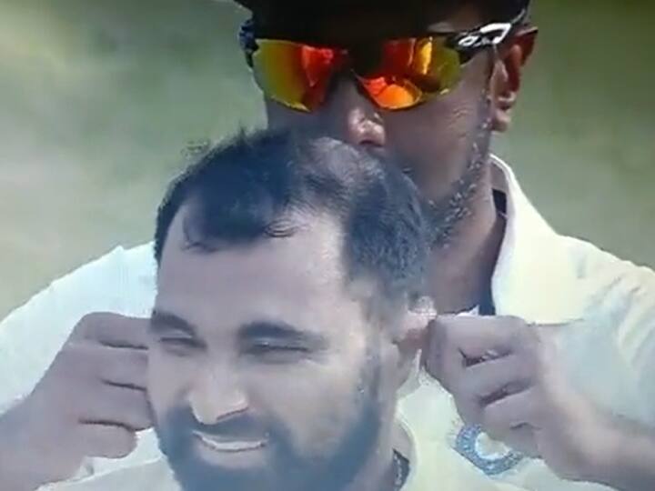 Watch Indian Spinner R Ashwin pulled Mohammed Shami's ears during IND vs AUS 2nd Delhi test see video Watch: दिल्ली टेस्ट के बीच रविचंद्रन आश्विन ने खींचे मोहम्मद शमी के कान, वीडियो में देखें कैसा दिया रिएक्शन