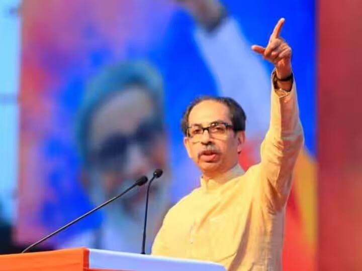 शिवसेना पक्षाने 2018 मध्ये पक्षाच्या घटनेत केलेले बदल लोकशाहीशी सुसंगत नाहीत, असे निरीक्षण निवडणूक आयोगानं नोंदवले आहे. पक्षांतर्गत निवडणूक निवडणुका न घेता पदाधिकाऱ्यांच्या नियुक्त्या करण्यात आल्या. त्यामुळे उद्धव ठाकरेंच्या नेतृत्वाखालील शिवसेना पक्षाने निवडणूक आयोगाचा विश्वास गमावला.