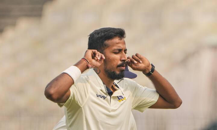 উজ্জ্বল পরিসর পেরিয়ে মাঠের পাশে গেলেই অবশ্য বাংলার ক্রিকেটের জন্য শুধু হতাশার ছবি। যেখানে সারাদিনে সৌরাষ্ট্রের মাত্র তিনটি উইকেট ফেলবে বাংলা (Bengal vs Saurashtra)। হজম করবে ১৪৩ রানের লিড। ফেলে দেবে প্রতিপক্ষ ব্যাটারের সহজ ক্য়াচ। সারাদিনে করবে আটটি নো বল।