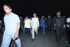 Chandrababu Tour : చంద్రబాబు పర్యటనలో తీవ్ర ఉద్రిక్తత, కాన్వాయ్ ను అడ్డుకోవడంతో కాలినడకన అనపర్తికి!