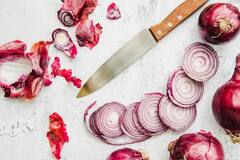 Onion Cutting Hacks: प्याज काटने पर रोना आए तो ये आसान हैक्स जरूर अपनाएं