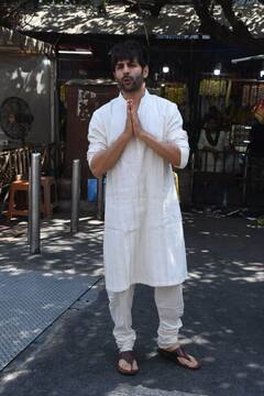 Shehzada के लिए बप्पा की शरण में Kartik Aaryan, मां-पापा के साथ सिद्धिविनायक में माथा टेका, देखें तस्वीरें